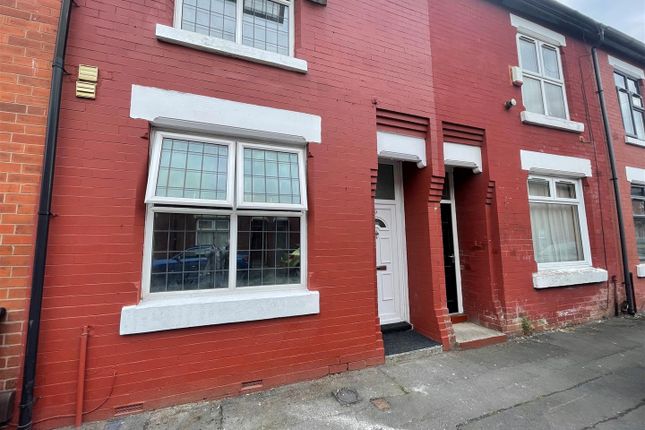 5 bed property, in Parkfield Avenue, £350,000