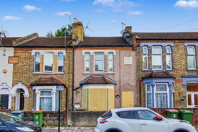 2 bed property, in Khartoum Road, £280,000