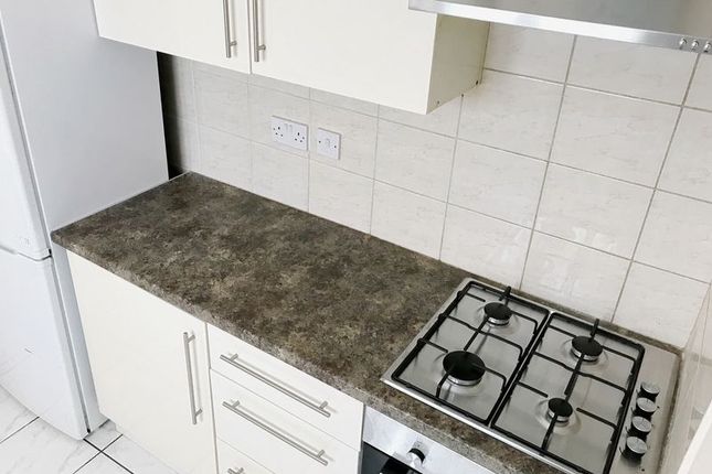 2 bed property, in Lowden Road, £280,000