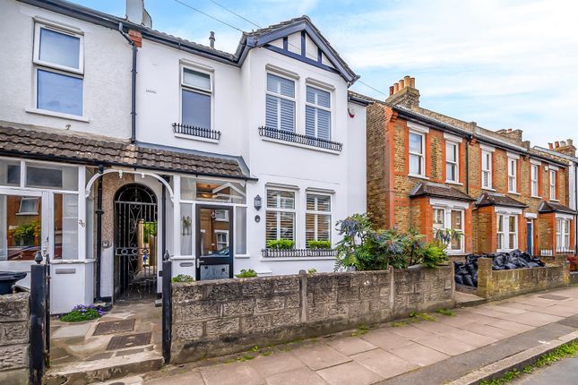 3 bed property, in Victoria Road, £575,000