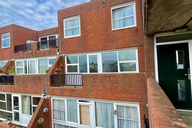 1 bed property, in Guildbourne Centre, £150,000