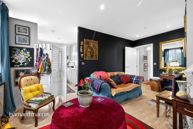 2 bed property, in Peckham High Street, £520,000