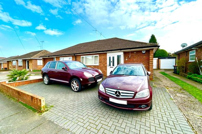 2 bed property, in Pynders Lane, £335,000