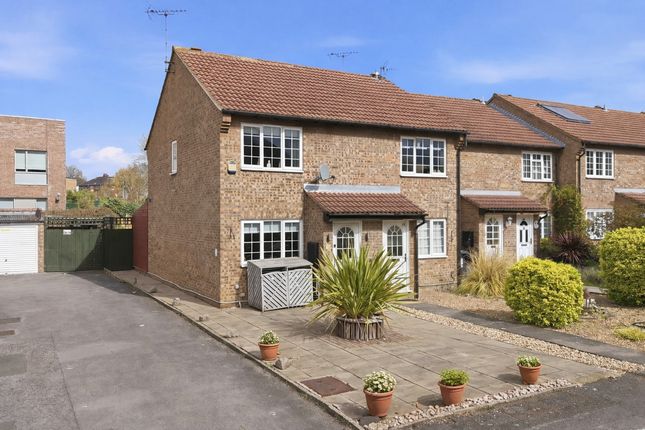 2 bed property, in Sawyers Lawn, £490,000