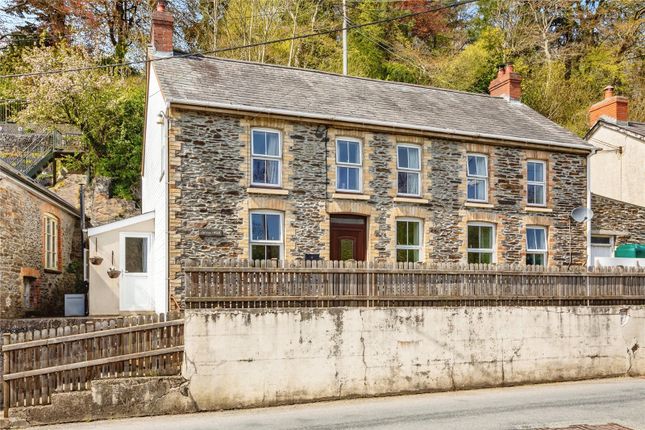 4 bed property, in Pontsian, £235,000