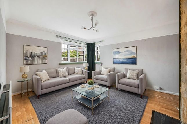 2 bed property, in Benhill Wood Road, £270,000