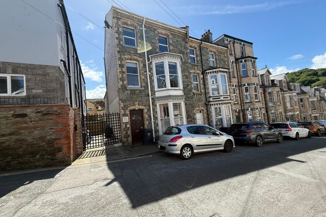 5 bed property, in 22 Greenclose Road, £250,000