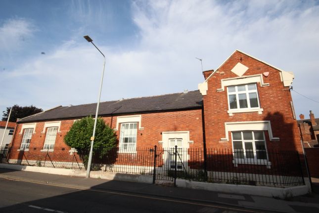 2 bed property, in Flat 8, £185,000