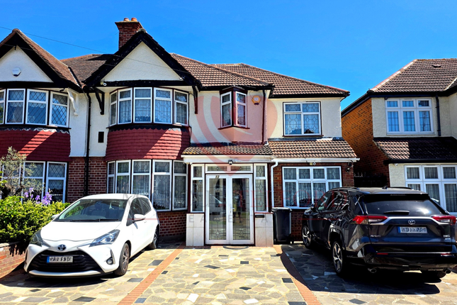 6 bed property, in Blossom Waye, £849,950