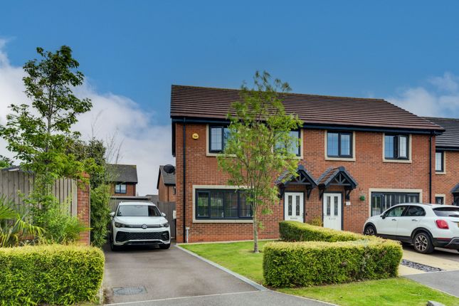 3 bed property, in Honeysuckle Close, £310,000