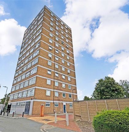 1 bed property, in St. Andrews Tower, £165,000