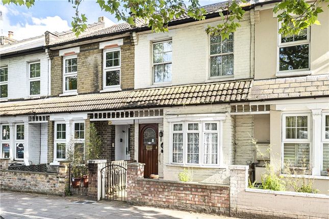 2 bed property, in Chertsey Road, £560,000