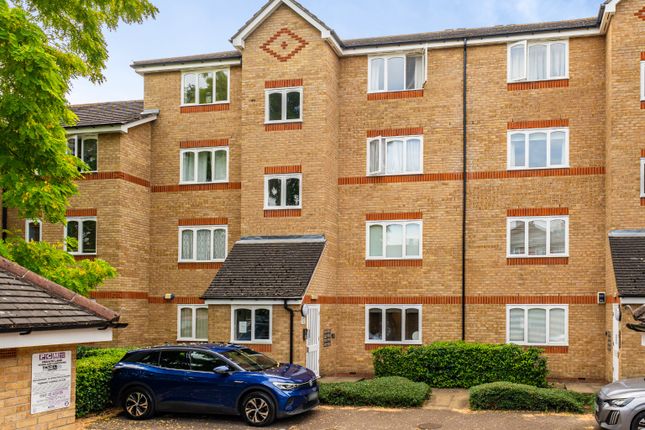 1 bed property, in Telegraph Place, £250,000