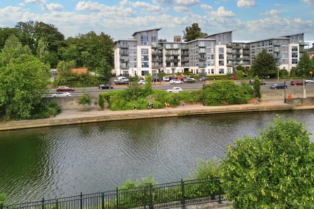 2 bed property, in Mckenzie Court, £195,000