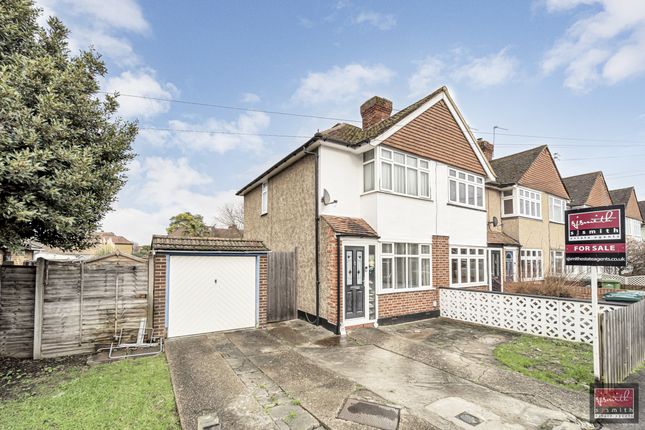 2 bed property, in Ashford Avenue, £425,000