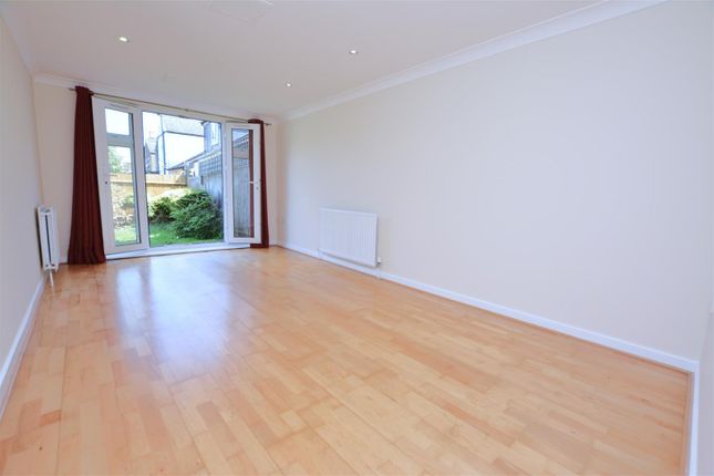 1 bed property, in Merton Road, £250,000