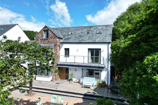 6 bed property, in Elgin Close, £775,000