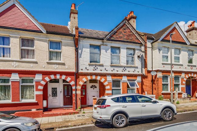 3 bed property, in Salterford Road, £450,000