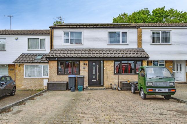 5 bed property, in Caernarvon Close, £635,000