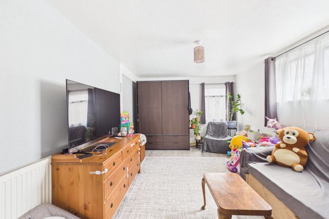 4 bed property, in London, £490,000