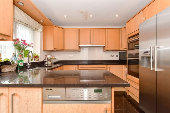 4 bed property, in Cedar Road, £400,000