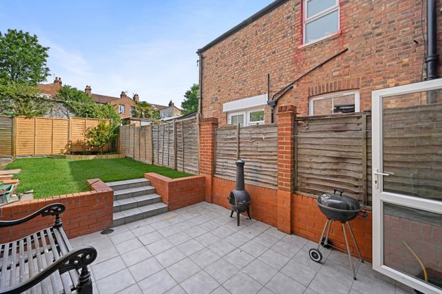 2 bed property, in London N3, £400,000