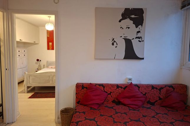 Studio, in Tregunter Road, £425,000