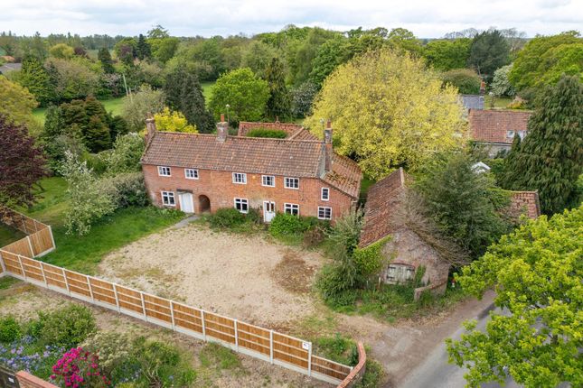 4 bed property, in Town Road, £400,000