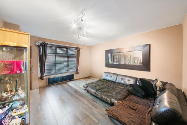 2 bed property, in Rosedale Avenue, £400,000