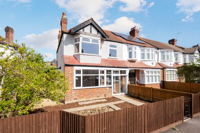 3 bed property, in Meadow Close, £795,000
