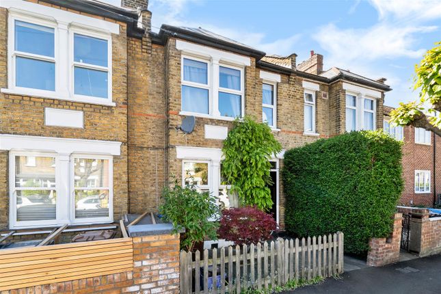 2 bed property, in Vernon Avenue, £750,000