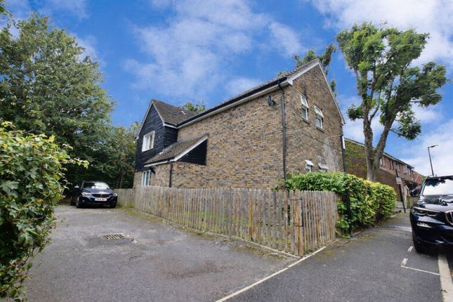 1 bed property, in Hadleigh Walk, £215,000