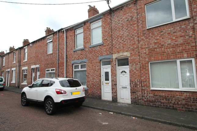 2 bed property, in Queen Street, £90,000