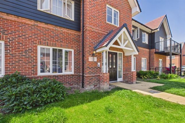 1 bed property, in Waxwing Walk, £200,000