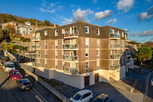 2 bed property, in Shrubbery Avenue, £195,000