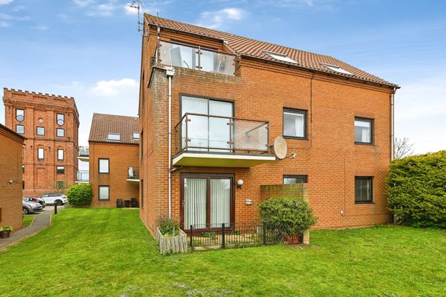 2 bed property, in Kings Lynn Road, £150,000