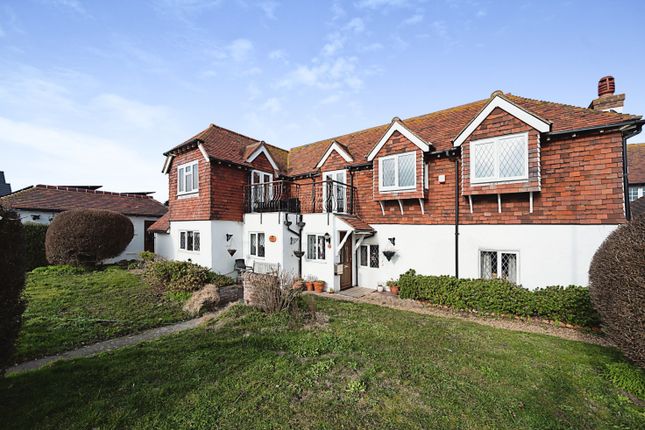 4 bed property, in Sea Front, £775,000