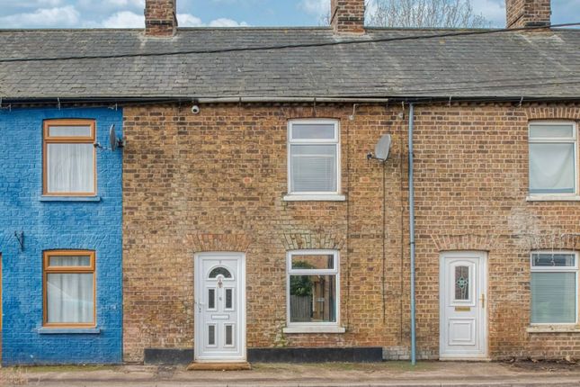 2 bed property, in Main Road, £120,000