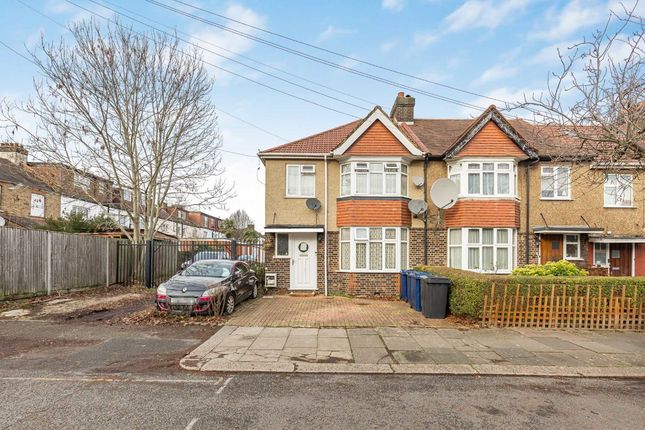 3 bed property, in Park View, £825,000