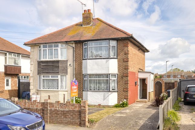 2 bed property, in Bush Avenue, £220,000
