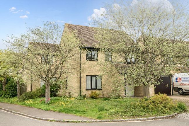 4 bed property, in Oxlease, £600,000