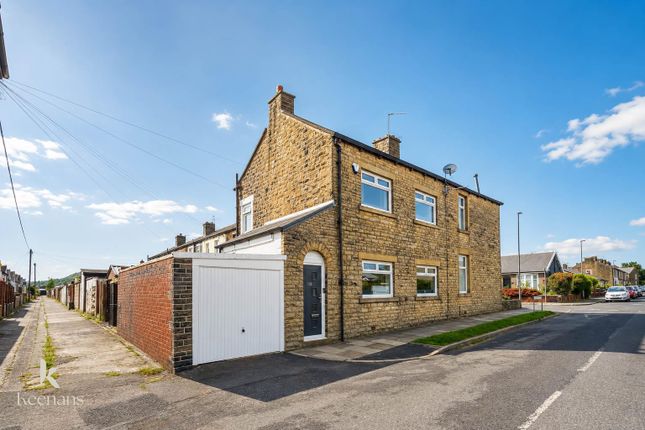 2 bed property, in Haywood Road, £140,000