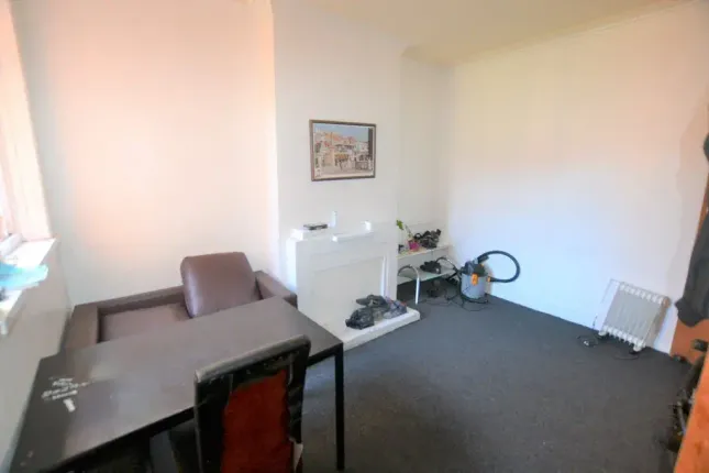 3 bed property, in Walton Street, £200,000