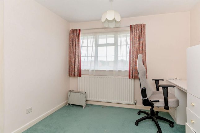 4 bed property, in Vyne Road, £650,000