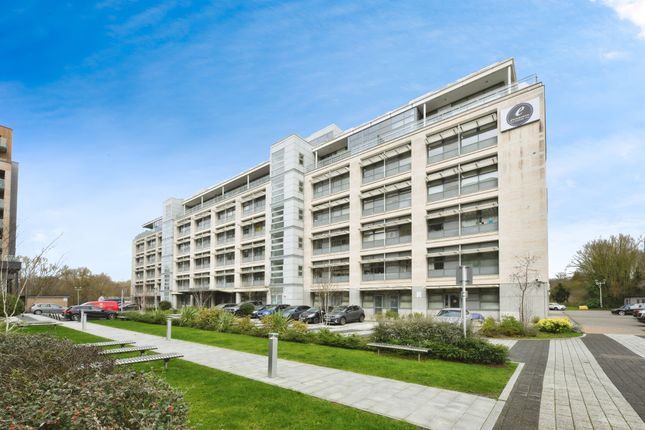 2 bed property, in Edinburgh Gate, £180,000