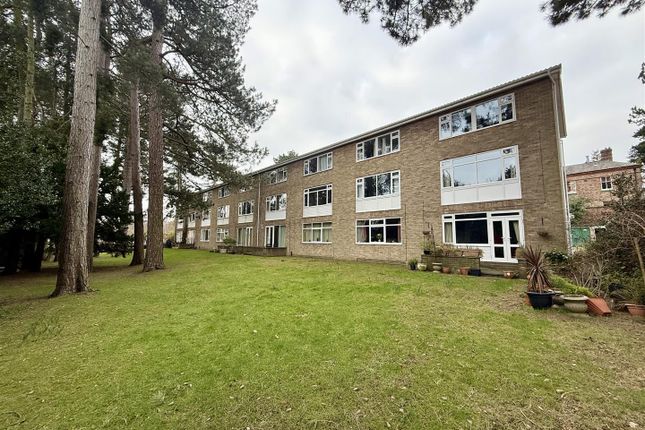 3 bed property, in Spruce Grove, £140,000