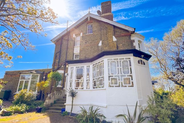 1 bed property, in Cheviot Lodge, £265,000