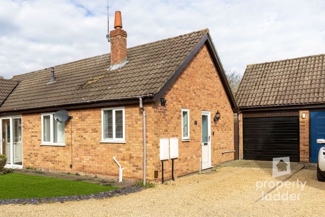 2 bed property, in Hawthorn Close, £200,000