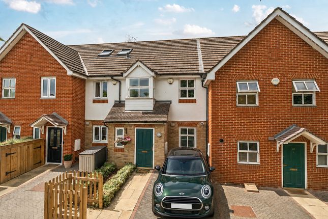 3 bed property, in Woodbury Gardens, £500,000