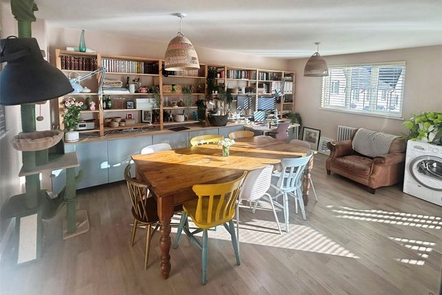 3 bed property, in Elizabethan Way, £350,000